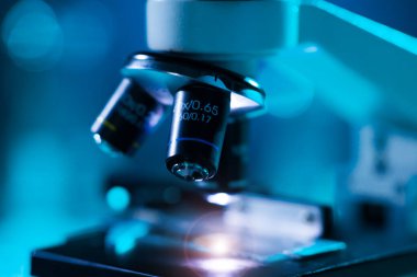 Bilimsel mikroskoba yakın çekim. Hastanede bir laboratuvar. Salgın hastalıklar, sağlık hizmetleri, aşı araştırmaları ve Coronavirus covid-19 test konsepti.