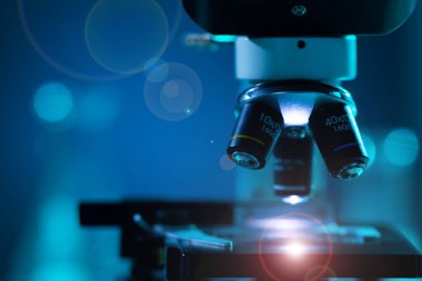 Bilimsel mikroskoba yakın çekim. Hastanede bir laboratuvar. Salgın hastalıklar, sağlık hizmetleri, aşı araştırmaları ve Coronavirus 2019-ncov test konsepti.