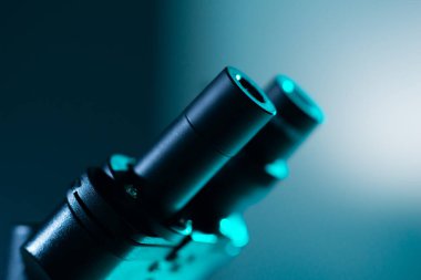 Bilimsel mikroskoba yakın çekim. Hastanede bir laboratuvar. Salgın hastalıklar, sağlık hizmetleri, aşı araştırmaları ve Coronavirus covid-19 test konsepti.