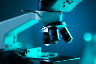 Bilimsel mikroskoba yakın çekim. Hastanede bir laboratuvar. Salgın hastalıklar, sağlık hizmetleri, aşı araştırmaları ve Coronavirus 2019-ncov test konsepti.