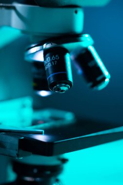 Bilimsel mikroskoba yakın çekim. Hastanede bir laboratuvar. Salgın hastalıklar, sağlık hizmetleri, aşı araştırmaları ve Coronavirus covid-19 test konsepti.