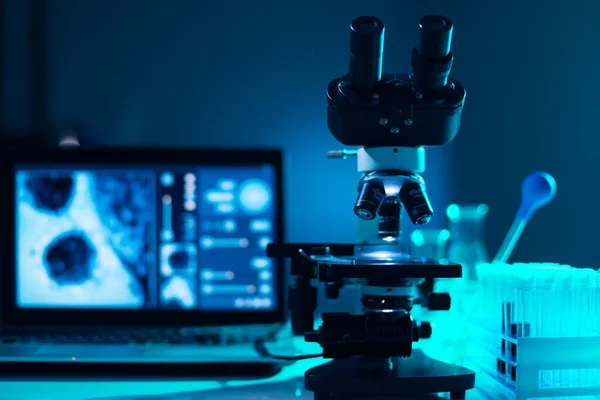 科学显微镜的特写 医院的实验室流行病 疫苗研究和2019 Ncov病毒检测概念 — 图库照片