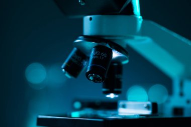 Bilimsel mikroskoba yakın çekim. Hastanede bir laboratuvar. Salgın hastalıklar, sağlık hizmetleri, aşı araştırmaları ve Coronavirus 2019-ncov test konsepti.