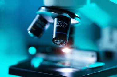 Bilimsel mikroskoba yakın çekim. Hastanede bir laboratuvar. Salgın hastalıklar, sağlık hizmetleri, aşı araştırmaları ve Coronavirus covid-19 test konsepti.