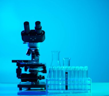 Hastanedeki bilimsel laboratuvara yakın çekim. Salgın hastalıklar, sağlık hizmetleri, aşı araştırmaları ve Coronavirus 2019-ncov test konsepti.