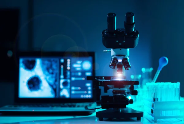 Крупный План Научного Микроскопа Лаборатория Больнице Эпидемические Заболевания Здравоохранение Исследования — стоковое фото