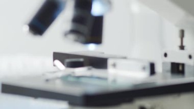 Laboratuvarda yakın plan bilimsel mikroskop. Salgın hastalıklar, sağlık hizmetleri, aşı araştırmaları ve Coronavirus covid-19 test konsepti.