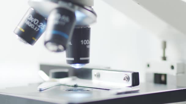 Gros Plan Sur Microscope Scientifique Laboratoire Hôpital Maladies Épidémiques Soins — Video