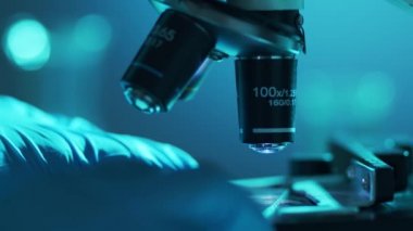 Bilimsel laboratuvar yakın plan. Salgın hastalıklar, sağlık hizmetleri, aşı araştırmaları ve Coronavirus covid-19 test konsepti.