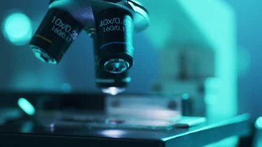 Bilimsel mikroskoba yakın çekim. Hastanede bir laboratuvar. Salgın hastalıklar, sağlık hizmetleri, aşı araştırmaları ve Coronavirus 2019-ncov test konsepti.