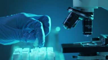 Bilimsel laboratuvar yakın plan. Salgın hastalıklar, sağlık hizmetleri, aşı araştırmaları ve Coronavirus covid-19 test konsepti.