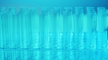 Kan ve virüslü laboratuvar tüpü. Bilimsel laboratuvar yakın plan. Salgın hastalıklar, sağlık hizmetleri, aşı araştırmaları ve Coronavirus covid-19 test konsepti.