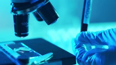 Mikroskop ve virüslü tüp. Hastanedeki bilimsel laboratuvara yakın çekim. Salgın hastalıklar, sağlık hizmetleri, aşı araştırmaları ve Coronavirus 2019-ncov test konsepti.