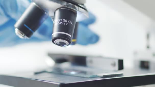 Научный Микроскоп Лабораторном Крупном Плане Пандемические Заболевания Здравоохранение Исследования Вакцин — стоковое видео