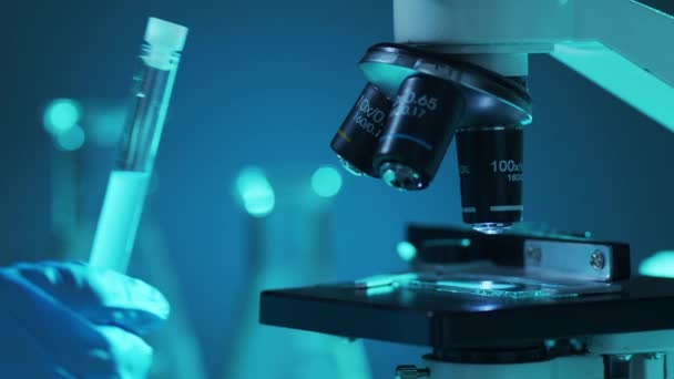 Tudományos Mikroszkóp Közelsége Kórházi Laboratórium Járványbetegség Egészségügyi Ellátás Vakcinakutatás Koronavírus — Stock videók