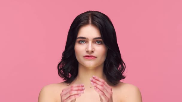 Студійний Портрет Молодої Красивої Брюнетки Рожевому Фоні Концепція Догляду Шкірою — стокове відео