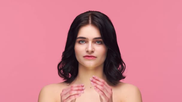 Retrato Estudio Una Joven Hermosa Morena Sobre Fondo Rosa Cuidado — Vídeos de Stock