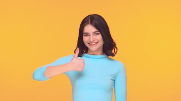 Studioporträt Eines Jungen Und Ausdrucksstarken Brünetten Teenagers Auf Gelbem Hintergrund — Stockvideo