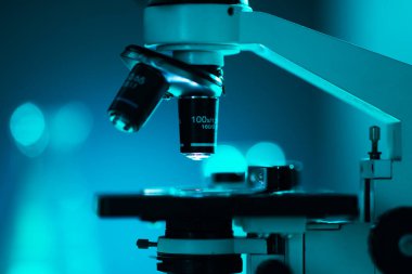 Bilimsel mikroskoba yakın çekim. Hastanede bir laboratuvar. Salgın hastalıklar, sağlık hizmetleri, aşı araştırmaları ve Coronavirus 2019-ncov test konsepti.