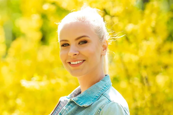 Retrato Joven Hermosa Adolescente Verano Atractiva Mujer Rubia Sobre Fondo —  Fotos de Stock