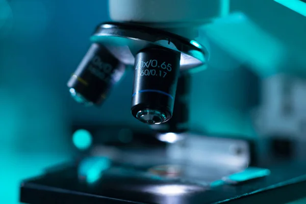 Close Microscópio Científico Laboratório Hospital Doença Epidêmica Saúde Pesquisa Vacinas — Fotografia de Stock