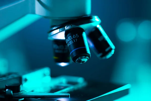 Nahaufnahme Des Wissenschaftlichen Mikroskops Labor Krankenhaus Epidemische Krankheiten Gesundheitswesen Impfstoffforschung — Stockfoto