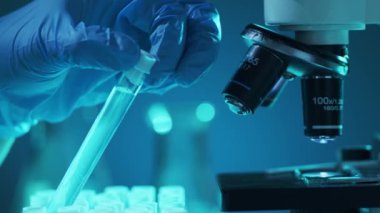 Bilimsel laboratuvar yakın plan. Salgın hastalıklar, sağlık hizmetleri, aşı araştırmaları ve Coronavirus covid-19 test konsepti.