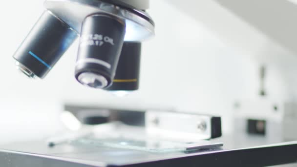 科学的な顕微鏡のクローズアップ 病院内の研究室 流行病 ワクチン研究 コロナウイルス2019 Ncovテストコンセプト — ストック動画
