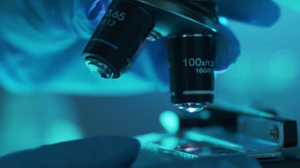 科学的な顕微鏡のクローズアップ 病院内の研究室 流行病 ワクチン研究 コロナウイルス2019 Ncovテストコンセプト — ストック動画