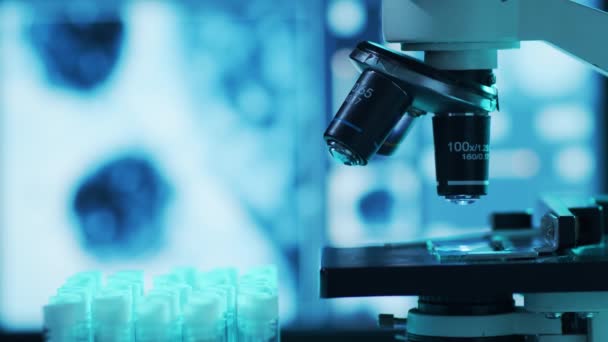 Närbild Vetenskapligt Mikroskop Laboratoriet Sjukhuset Epidemi Hälso Och Sjukvård Vaccinforskning — Stockvideo
