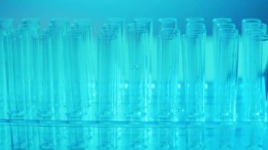 Kan ve virüslü laboratuvar tüpü. Bilimsel laboratuvar yakın plan. Salgın hastalıklar, sağlık hizmetleri, aşı araştırmaları ve Coronavirus covid-19 test konsepti.