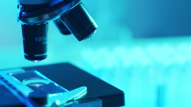 Microscópio Tubo Com Vírus Plano Laboratório Científico Hospital Doença Epidêmica — Vídeo de Stock