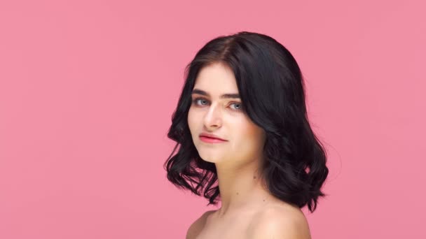 Pembe Arka Planda Genç Güzel Esmer Kadının Stüdyo Portresi Cilt — Stok video