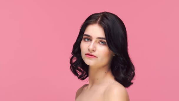 Studio Portret Młodej Pięknej Brunetki Różowym Tle Koncepcja Pielęgnacji Skóry — Wideo stockowe
