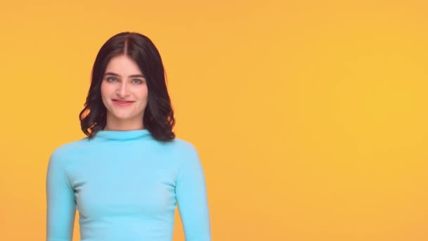 Estudio Retrato Joven Expresiva Adolescente Morena Sobre Fondo Amarillo — Vídeos de Stock