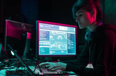 İnternet dolandırıcılığı, darknet, veri hırsızlığı, siber suç konsepti. Hükümet sunucusuna hackerlar saldırdı. Tehlikeli suçlular bodrumda virüs programları kodluyorlar..