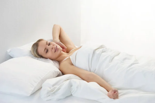 Een Jonge Vrouw Bed Mooi Blond Slapend Meisje Ochtend Slaapkamer — Stockfoto