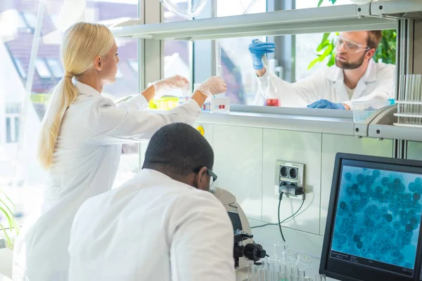 Wetenschapper Het Lab Artsen Die Medisch Onderzoek Doen Laboratoriumgereedschappen Microscoop — Stockfoto