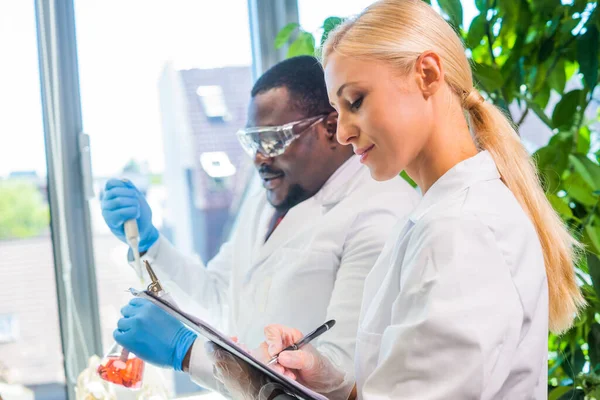 Cientista Estudantes Que Trabalham Laboratório Médico Ensinar Estagiários Fazer Análises — Fotografia de Stock