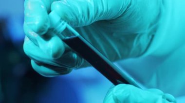 Laboratuvar tüpünde kan ve virüs var. Kliniklerdeki bilimsel laboratuvara yakın çekim. Salgın hastalıklar, sağlık hizmetleri, aşı araştırmaları ve Coronavirus covid-19 test konsepti.