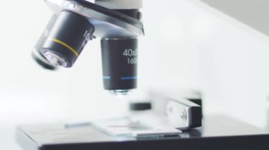 Laboratuvarda yakın plan bilimsel mikroskop. Salgın hastalıklar, sağlık hizmetleri, aşı araştırmaları ve Coronavirus covid-19 test konsepti.