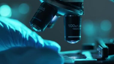 Bilimsel laboratuvar yakın plan. Salgın hastalıklar, sağlık hizmetleri, aşı araştırmaları ve Coronavirus covid-19 test konsepti.