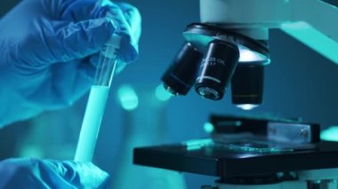 Bilimsel mikroskoba yakın çekim. Hastanede bir laboratuvar. Salgın hastalıklar, sağlık hizmetleri, aşı araştırmaları ve Coronavirus 2019-ncov test konsepti.