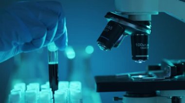 Bilimsel mikroskoba yakın çekim. Hastanede bir laboratuvar. Salgın hastalıklar, sağlık hizmetleri, aşı araştırmaları ve Coronavirus 2019-ncov test konsepti.