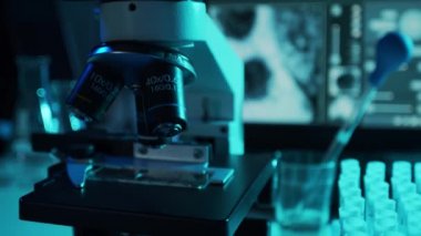 Bilimsel mikroskoba yakın çekim. Hastanede bir laboratuvar. Salgın hastalıklar, sağlık hizmetleri, aşı araştırmaları ve Coronavirus 2019-ncov test konsepti.