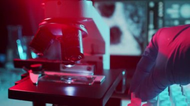 Bilimsel laboratuvar yakın plan. Salgın hastalıklar, sağlık hizmetleri, aşı araştırmaları ve Coronavirus covid-19 test konsepti.