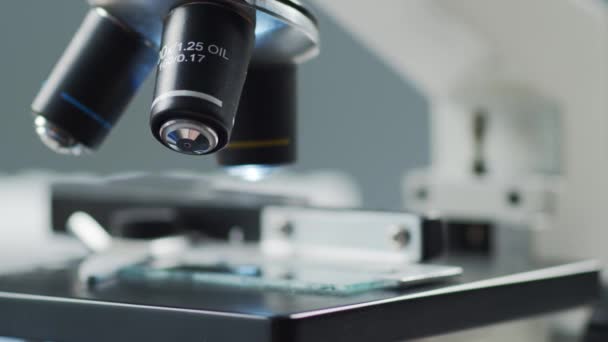 Närbild Vetenskapligt Mikroskop Laboratoriet Sjukhuset Epidemi Hälso Och Sjukvård Vaccinforskning — Stockvideo