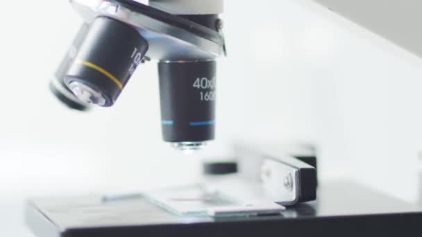 Microscópio Científico Plano Laboratório Doença Pandémica Cuidados Saúde Pesquisa Vacinas — Vídeo de Stock