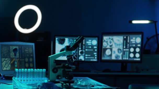 研究室の機器を使用して研究室で働く保護スーツやマスクの科学者 顕微鏡 試験管 コロナウイルスCovid 19危険性 医薬品の発見 細菌学およびウイルス学 — ストック動画