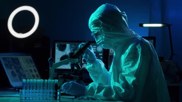 Scienziato Tute Protettive Maschere Che Lavora Laboratorio Utilizzando Apparecchiature Laboratorio — Video Stock